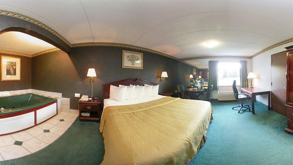 Quality Inn & Conference Center Maple Shade ภายนอก รูปภาพ