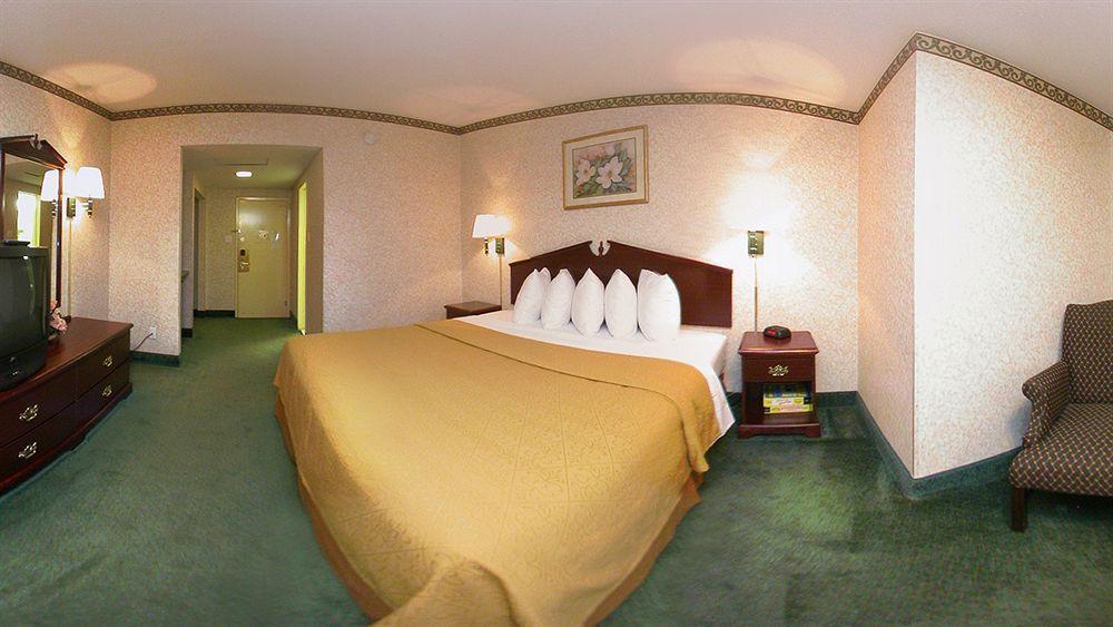 Quality Inn & Conference Center Maple Shade ภายนอก รูปภาพ