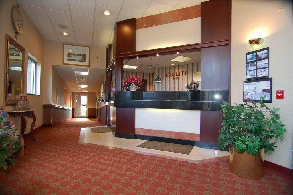 Quality Inn & Conference Center Maple Shade ภายนอก รูปภาพ